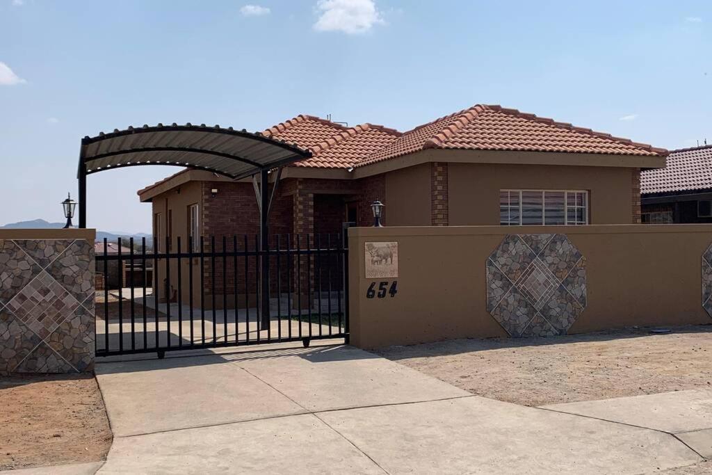 Rhino House With 3 Bedrooms Next To Pilanesberg And Sun City Mogwase Εξωτερικό φωτογραφία