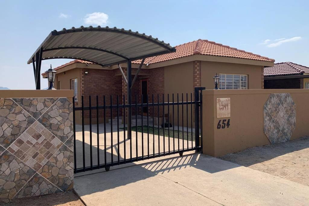 Rhino House With 3 Bedrooms Next To Pilanesberg And Sun City Mogwase Εξωτερικό φωτογραφία